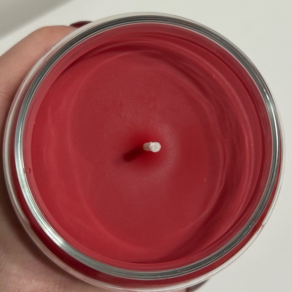 Yankee Candle Cherries on Snow Red Jar - Picture 4 of 4